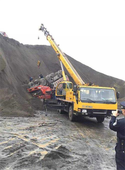 茄子河区上犹道路救援